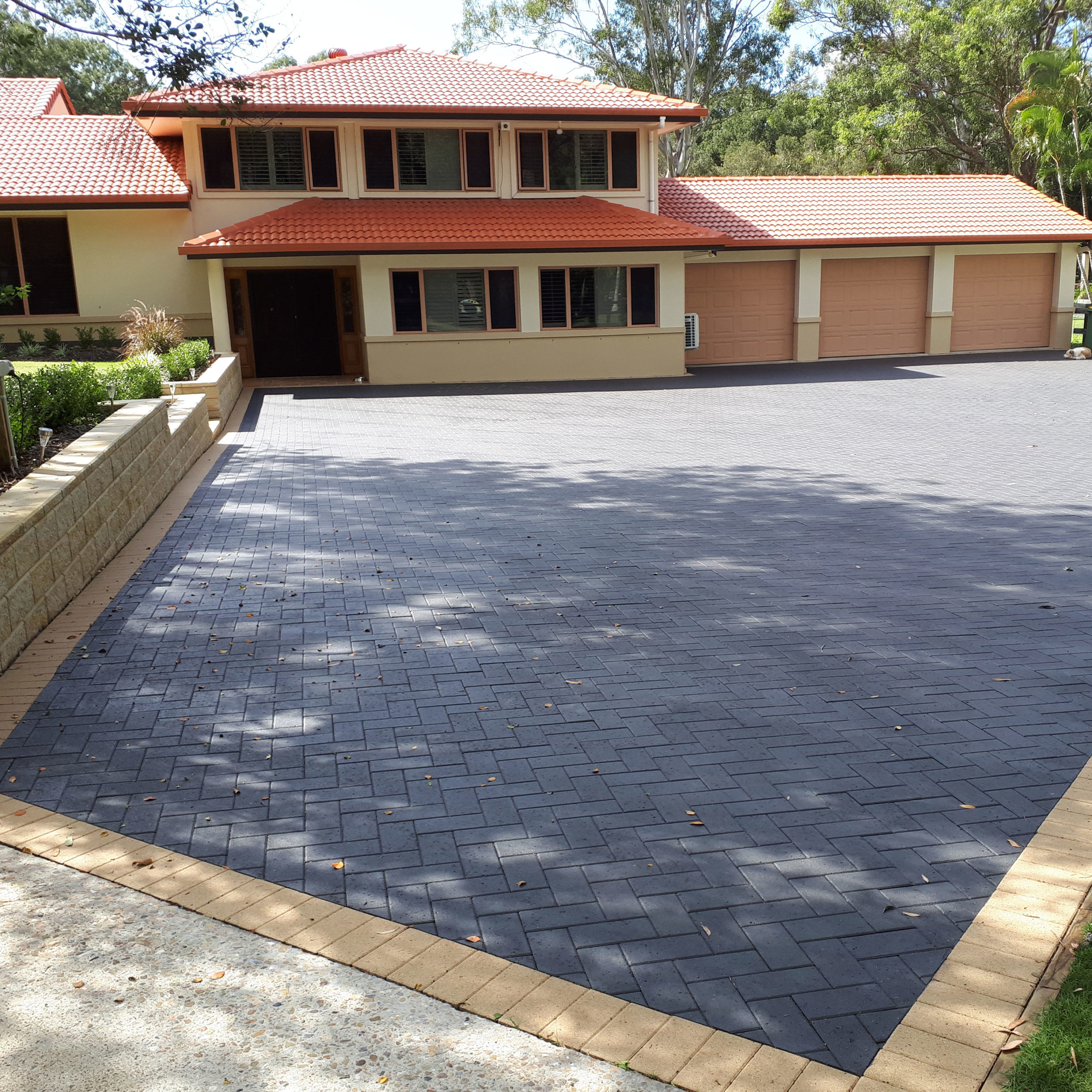 National-Masonry-SQLD-NSW-Concrete-Pavers-Drivepave-Charcoal-Hero-1000x100006-1-scaled